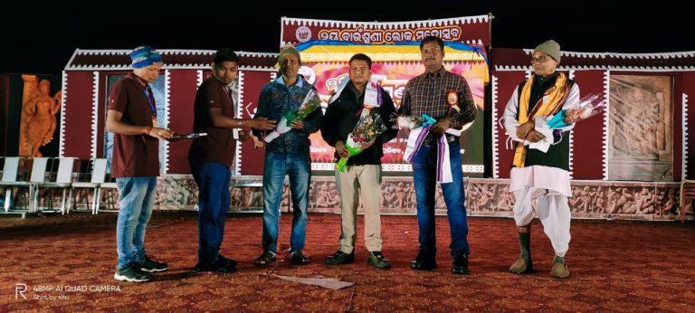 8c81ec93da2eeaccb2364dde2755a3e824bcecf5ee150a39d7777a99b82a75bc_1