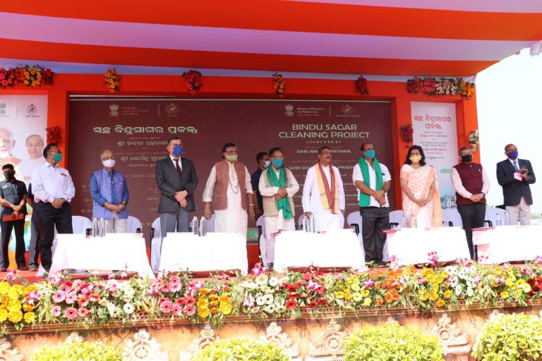 d9fa86dadb141de42b5b97dce4cef637eb73dfd019f0535c4253402e54018ad0_1